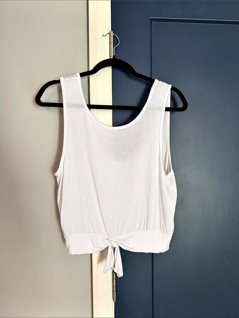 Beyond Yoga White Tie-Front Tank Size large cute